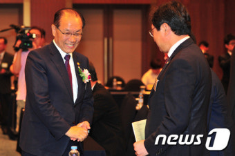 대학총장들과 인사하는 황우여 부총리