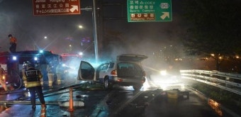 만취 운전자, 빗길에 미끄러져 가로등 들이 받아