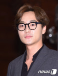 로이킴, 뿔테 안경으로 지성미 up