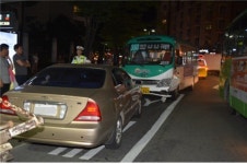 승용차가 중앙선 넘어 마을버스에 꽝…9명 경상