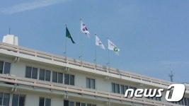 새 CI 재검토키로…다시 내걸린 청주시기(旗)