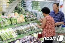 채소 고르는 시민들