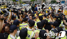 청와대 앞 가로막힌 4·16연대