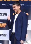 유아인, 백만불짜리 보조개 미소