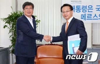 여야 원내수석, '손은 잡았지만...'