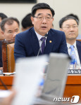 의원들의 질의에 답하는 이기권 장관