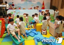 신세계이마트 희망도서관에서 노는 베트남 어린이들