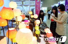 고색한지공예 작품 살펴보는 시민들