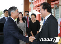 추궈홍 주한 중국대사 손잡은 이낙연 전남지사