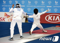 찌르기 공격하는 이솔