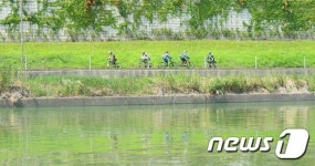 녹조 한강변에서 자전거 타기