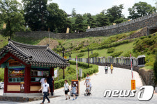 공주 공산성 찾은 나들이객..세계유산 구경왔어요