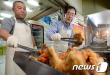 닭 튀기는 박원순 시장 시장상인 힘내세요