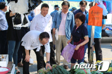 전통시장 둘러보는 동강시스타 임직원