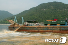 남해군 적조 피해 예방 총력…전해수 황토 살포기 등 제작