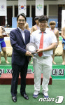 우수지도자상 수상한 이민수 동명초교 감독