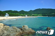 “남국의 정취 물씬…남해 송정솔바람해변으로 오이소”