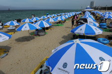 경포해변 첫 주말 관광객 북적
