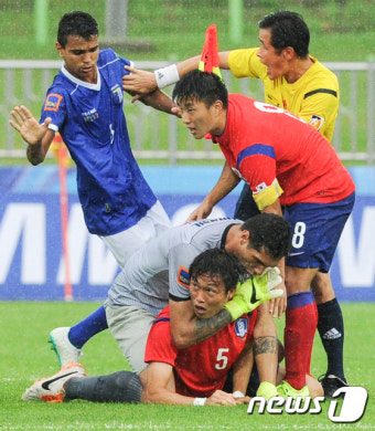 U대회 축구 한국-브라질 '경기중 몸싸움'