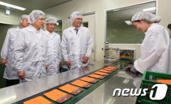 화장품 생산 중소기업 방문한 황교안 총리