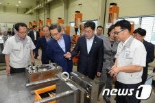 윤상직 장관, 스마트공장 도입한 신흥정밀 방문