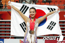 체조요정 손연재 U대회 금3, 은2