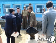 판문점 통해 송환되는 북한 선원...귀순 의사 밝힌 3명은 제외