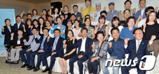 기념촬영하는 인생나눔교실 멘토봉사단