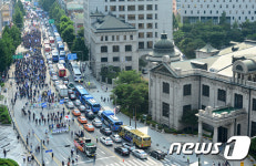 서울광장으로 행진하는 민주노총
