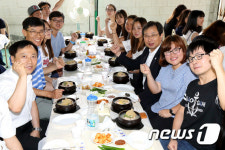 강릉원주대 전방욱 총장, 외국인 유학생 ‘삼계탕 응원’