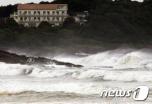 [날씨] 강원 동해먼바다 3년만에 ‘태풍경보’…18일 독도 근접