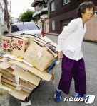 파지를 모아 생계를 이어가는 이삼례 할머니