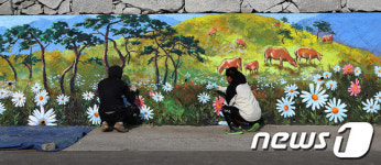 홍천 팔봉1리 주민들 벽화그리기 동참