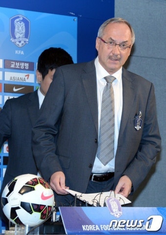 동아시안컵 명단 발표 준비하는 슈틸리케 감독