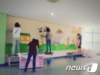 의정부 금오초교 동화 벽화 진풍경… 엄마들의 작품세계