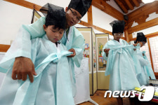 도포 끈 매기 훈장님한테 배워요