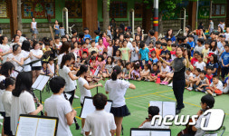 학교운동장에 오케스트라 선율