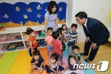 어린이집 찾은 이기권 장관