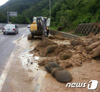 집중호우로 토사 유출된 미시령도로