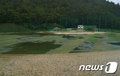 비만 오면 잠기는 무대책 태백시 야구장 …배수시설 없이 조성