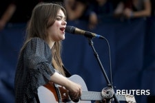 [사진]열창하는 클라라 소더버그