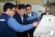 윤상직 장관, 스마트 공장 에이엔텍 방문