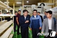 스마트 공장 에이엔텍 찾은 윤상직 장관