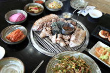푸짐한 흑돼지와 전복을 한번에 맛보는 서귀포음식점