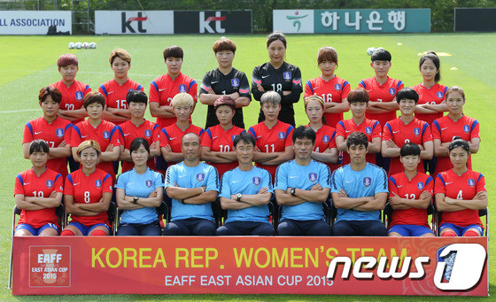 한국 여자 축구팀, 20년 만에 동아시아챔피언 첫 우승 기념.