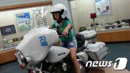 자신감 넘치게!…부산 연제署, 다문화가족 경찰체험스쿨