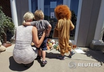 [사진]사자 옷 입고 '세실' 애도하는 어린이