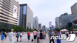 서울시, 광복 70주년 광화문 일대 고층빌딩 외벽에 대형 태극기 설치