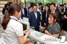 명동관광정보센터 방문한 황교안 총리