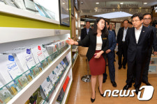 명동관광정보센터 둘러보는 황교안 총리